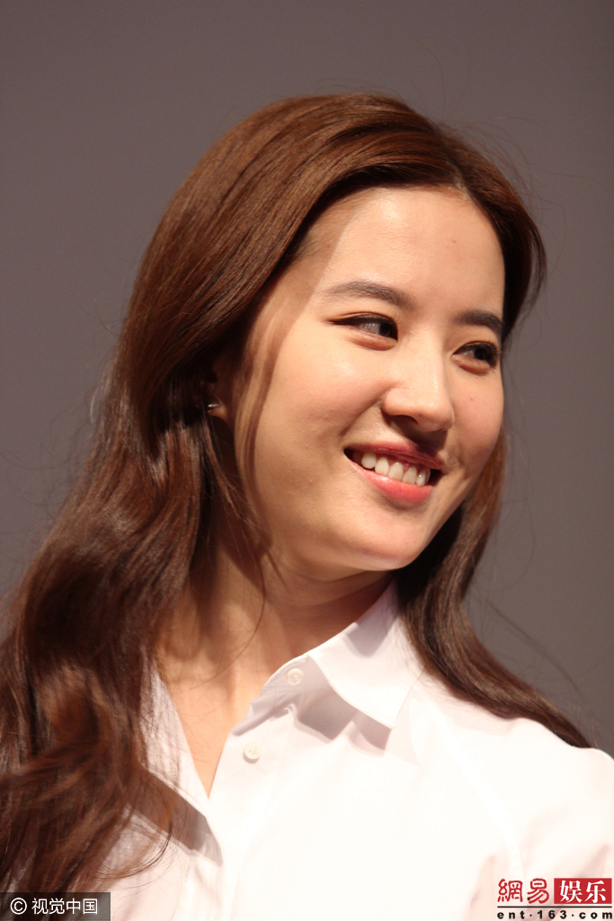 好心疼!刘亦菲出席活动膝盖处现伤痕