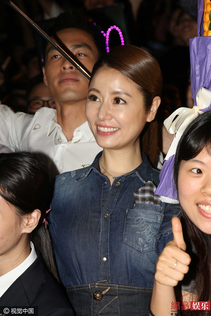 林心如深v领口过低露白色内衣