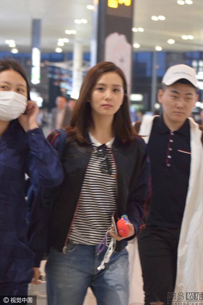 刘诗诗破洞牛仔裤机场扮潮 变“低头族”