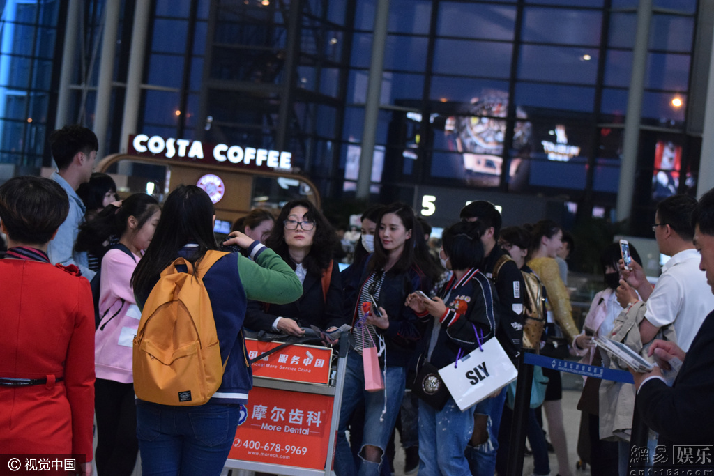 刘诗诗破洞牛仔裤机场扮潮 变低头族