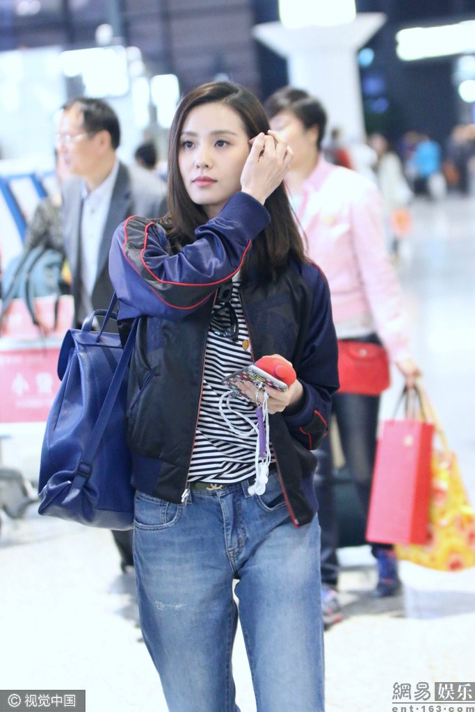 刘诗诗破洞牛仔裤机场扮潮 变低头族