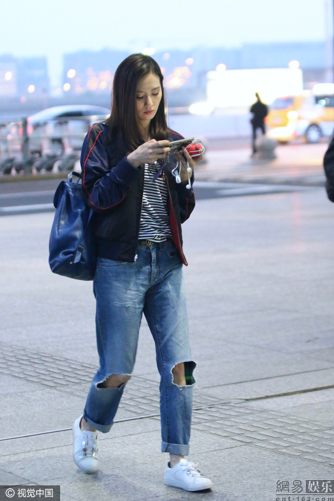 刘诗诗破洞牛仔裤机场扮潮 变低头族