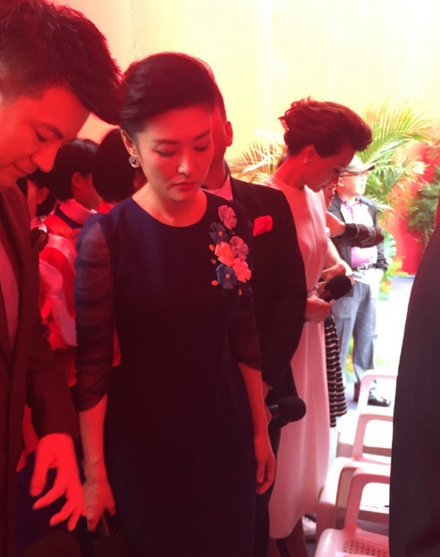 董卿周涛各持 冷漠脸 同台 全程零交流