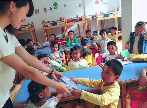 万份爱心送万家公益活动走进黄田小星星幼儿园