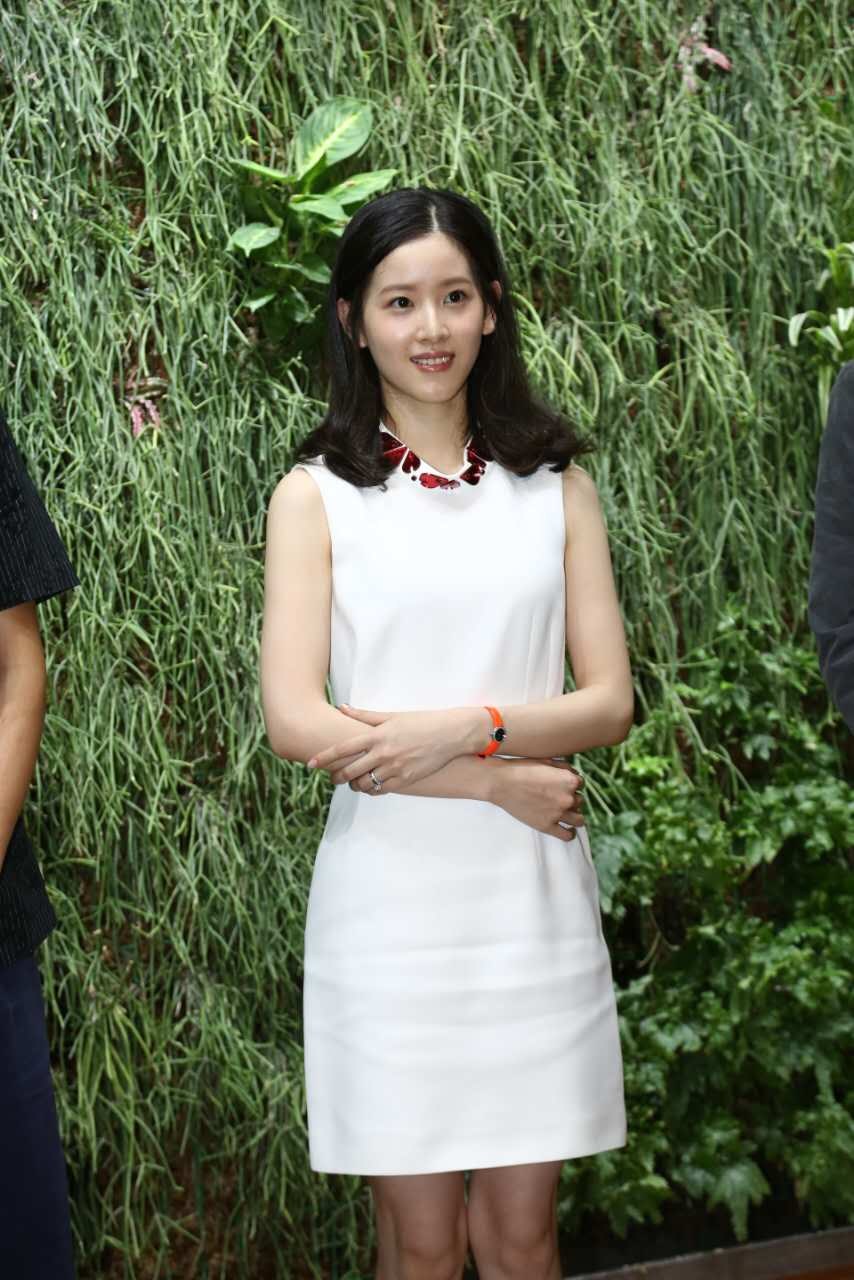 奶茶妹妹产后首秀身材 脖子露红印疑吻痕