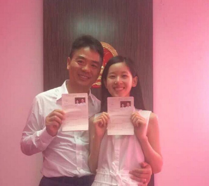 刘强东与奶茶妹妹(资料图)