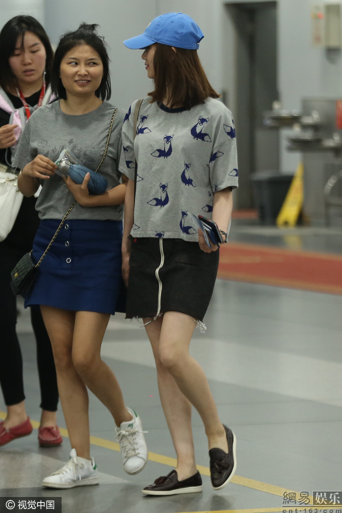 刘诗诗素颜启程探班吴奇隆 美腿抢镜