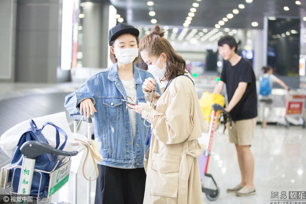 刘诗诗丸子头韩范足爆赴尼泊尔拍摄