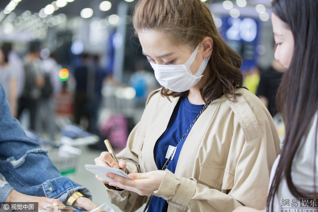 刘诗诗丸子头韩范足爆赴尼泊尔拍摄