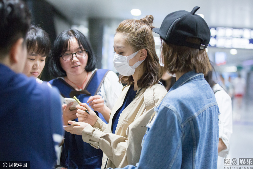 刘诗诗丸子头韩范足爆赴尼泊尔拍摄