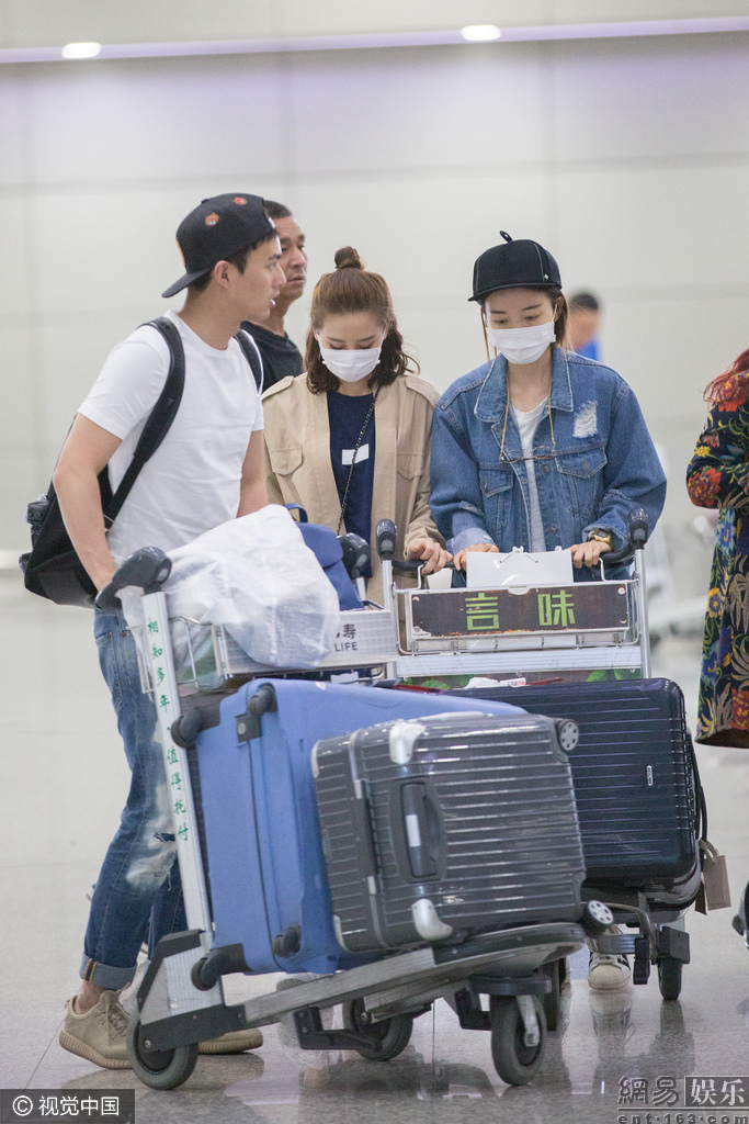 刘诗诗丸子头韩范足爆赴尼泊尔拍摄