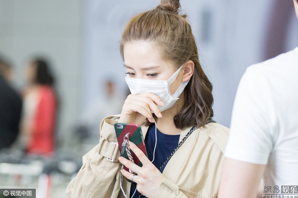 刘诗诗丸子头韩范足爆赴尼泊尔拍摄