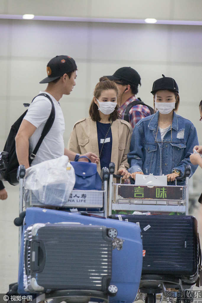 刘诗诗丸子头韩范足爆赴尼泊尔拍摄