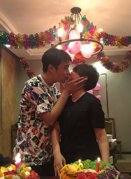 小沈阳夫妇结婚12年纪念日 献吻沈春阳泪奔