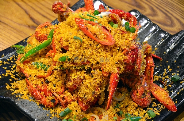香港避风塘小龙虾,香酥可口,也是种很有创意又很好吃的烹制方式.