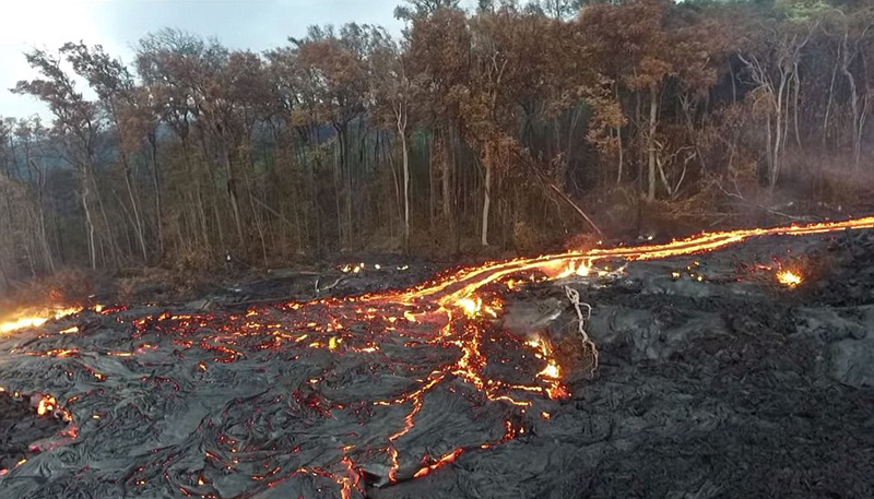 夏威夷活火山喷发 熔浆吞噬森林(高清)