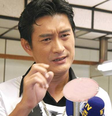 54岁台湾歌手黄安河南大跳"骑马舞"