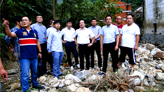 姜景峰一行奔赴岩坦镇下坑村调研台风受灾情况