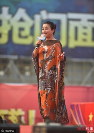 活动现场,李玲玉的《天竺少女》等一些经典老歌,纷纷勾起现场近万名
