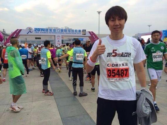 李铁完成半程马拉松比赛 直言非常享受跑步的过程