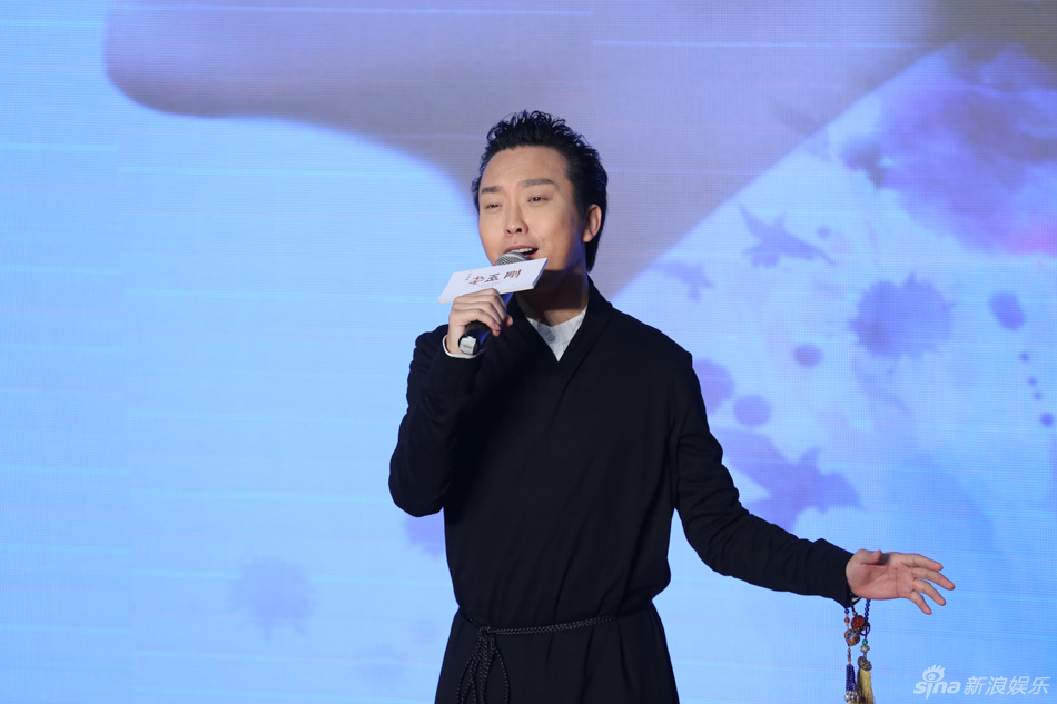 李玉刚含泪回忆十年经典 十年经典演唱会开启巡演