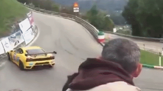 实拍赛车手过弯失败