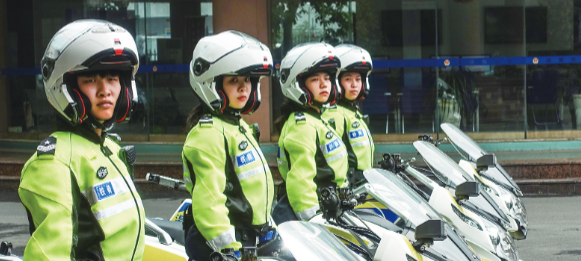 温州交警4名女铁骑飒爽亮相街头 颜值爆表力气逼人