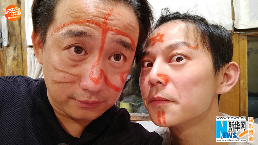 饭后,蘑菇屋主客六人围坐一圈玩游戏,每输一次脸上就要被画上一笔