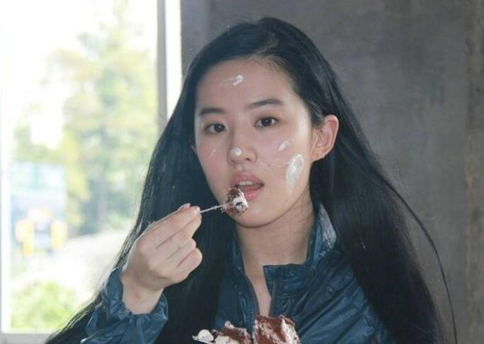 一脸奶油的刘亦菲是这个样子啊!