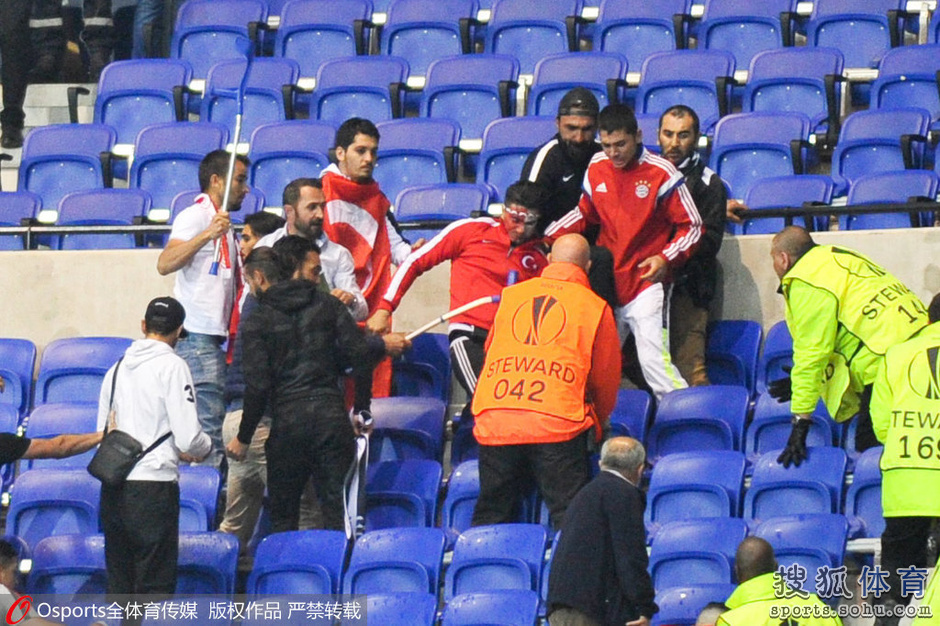 土耳其足球流氓狂掷烟火 里昂球迷入场躲避(图