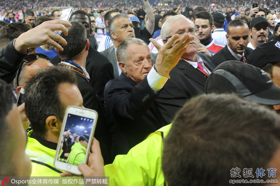 土耳其足球流氓狂掷烟火 里昂球迷入场躲避(图