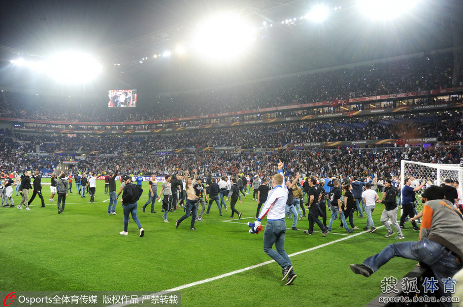 土耳其足球流氓狂掷烟火 里昂球迷入场躲避(图