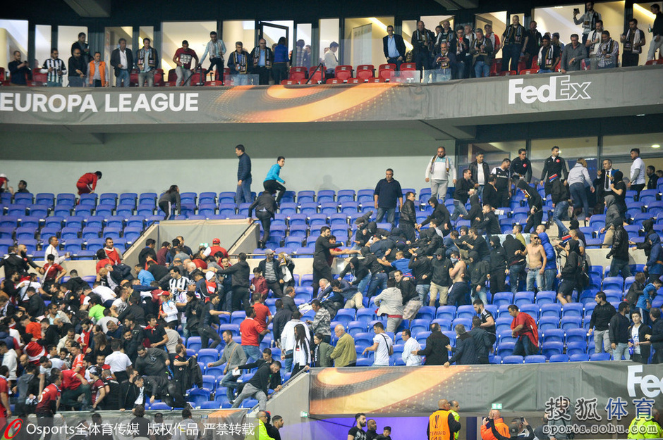 土耳其足球流氓狂掷烟火 里昂球迷入场躲避(图