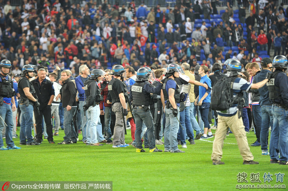 土耳其足球流氓狂掷烟火 里昂球迷入场躲避(图