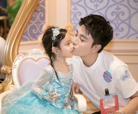 贾乃亮李小璐一家过端午 甜馨变小公主 - 永嘉网