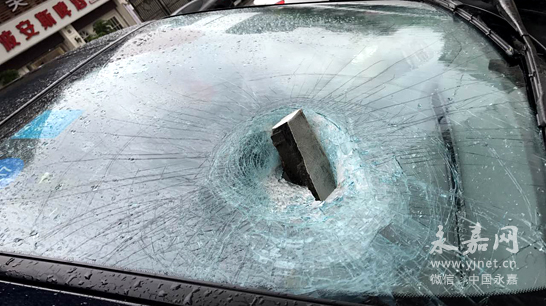 高空坠下一块砖 奔驰玻璃砸个洞