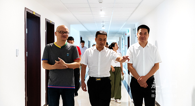核心提示:8月14日下午,县委常委,宣传部长叶朝阳来到永嘉传媒集团看望图片