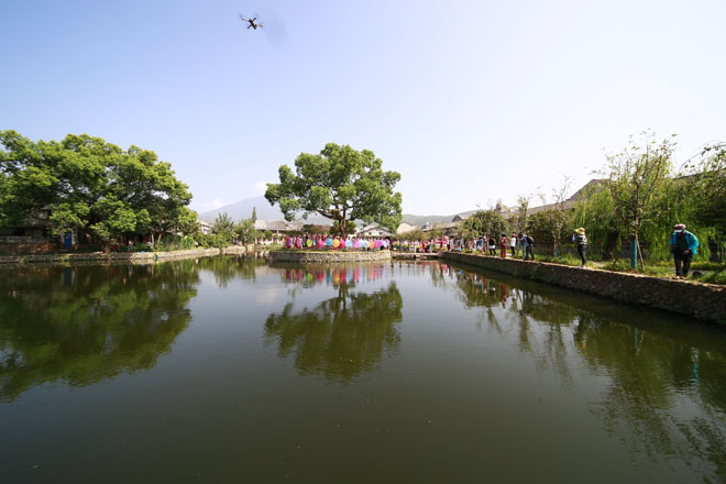 岩头丽水街琴山戏台前举行古风旗袍秀活动