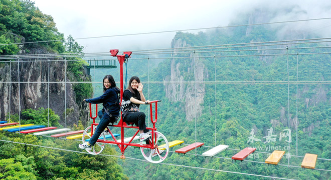 龙湾潭高空刺激项目又添新:高空自行车,空中网红桥,你