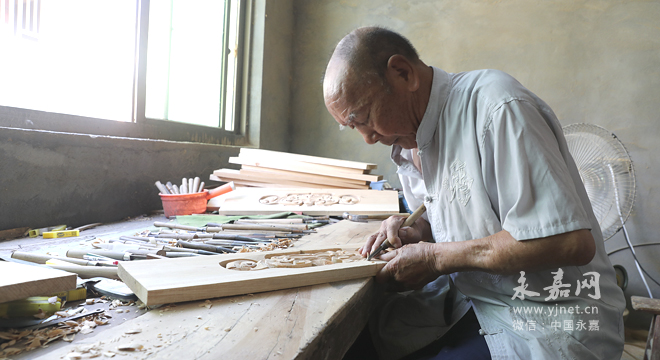 耄耋老人制木雕，四代传承一技艺